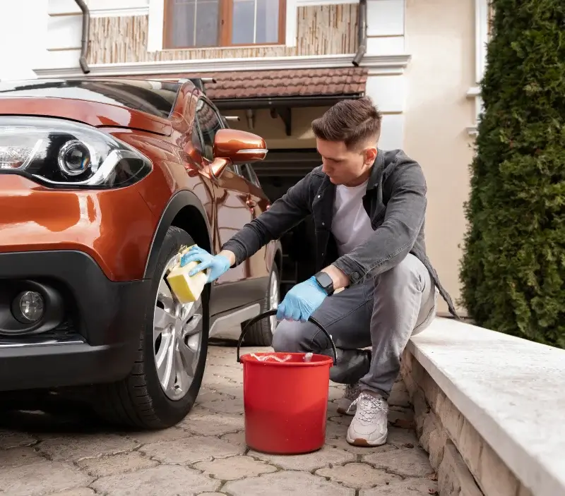 Lavage auto à domicile Caubon-Saint-Sauveur : professionnel intervenant sur un véhicule